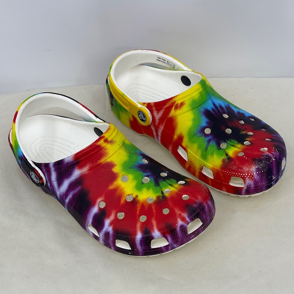 CROCS MENS 8 , WOMENS 10 Tie-Dye Water Shoes